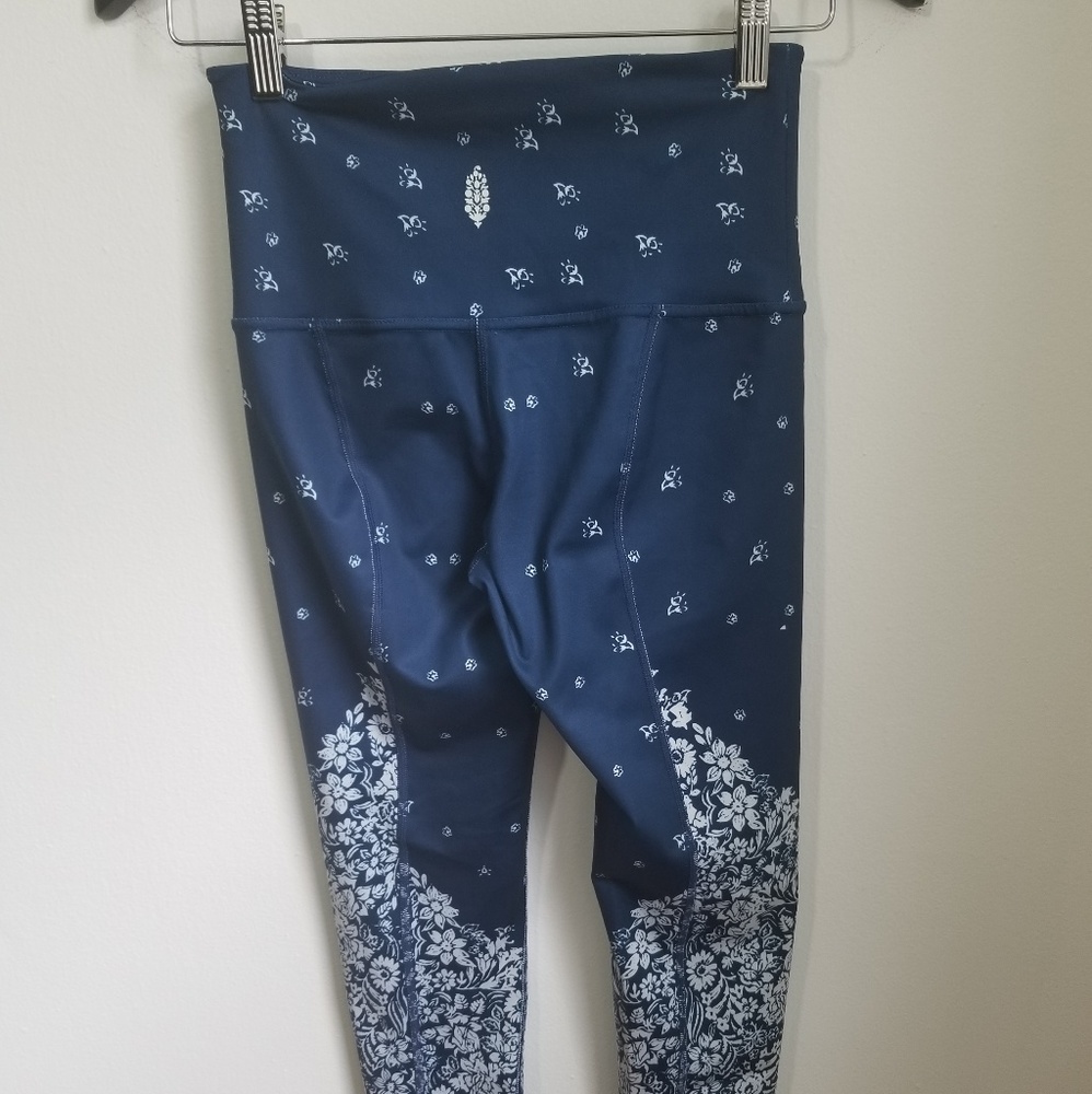 SOLD. FP Movement High Rise Print Leggings - Picture 5 of 7